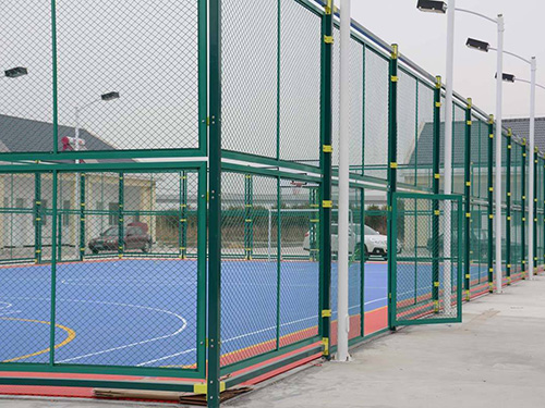 网球场围网安装前的地面处理
